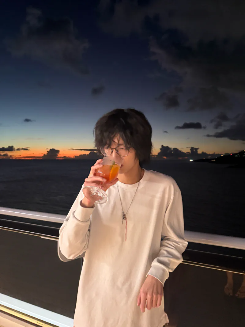 游轮日落喝鸡尾酒肖像