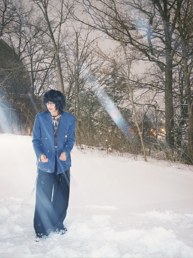 雪地蓝西装肖像